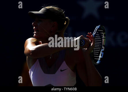 Maria Sharapova della Russia colpisce un diretti nella sua partita contro Mallory Burdette in Arthur Ashe Stadium a Billie Jean King National Tennis Center a New York City il 31 agosto 2012. Sharapova sconfitto Burdette 6-1, 6-1. UPI/John Angelillo Foto Stock