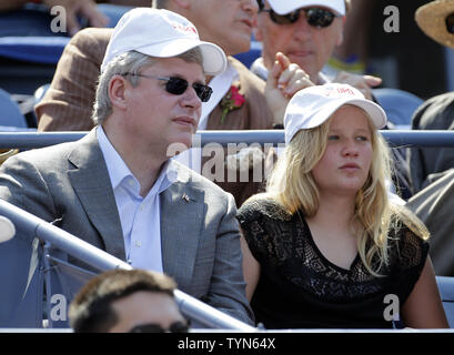 Il Primo Ministro canadese Stephen Harper orologi Serena Williams giocare Ekaterina Makarova della Russia il giorno 6 a Arthur Ashe Stadium a Billie Jean King National Tennis Center a New York City il 1 settembre 2012. La Williams ha sconfitto Makarova 6-4, 6-0. UPI/John Angelillo Foto Stock