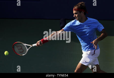 Roger Federer colpisce un diretti nella sua partita contro Fernando Verdasco di Spagna il giorno 6 a Arthur Ashe Stadium a Billie Jean King National Tennis Center a New York City il 1 settembre 2012. UPI/John Angelillo Foto Stock