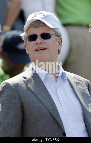 Il Primo Ministro canadese Stephen Harper orologi Serena Williams giocare Ekaterina Makarova della Russia il giorno 6 a Arthur Ashe Stadium a Billie Jean King National Tennis Center a New York City il 1 settembre 2012. La Williams ha sconfitto Makarova 6-4, 6-0. UPI/John Angelillo Foto Stock