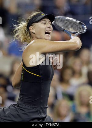 Maria Sharapova della Russia colpisce un diretti a Nadia PETROVA della Russia il giorno 7 a Arthur Ashe Stadium a Billie Jean King National Tennis Center a New York City il 2 settembre 2012. UPI/John Angelillo Foto Stock