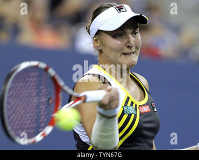 Nadia PETROVA della Russia colpisce un diretti nella sua partita contro Maria Sharapova della Russia il giorno 7 a Arthur Ashe Stadium a Billie Jean King National Tennis Center a New York City il 2 settembre 2012. UPI/John Angelillo Foto Stock