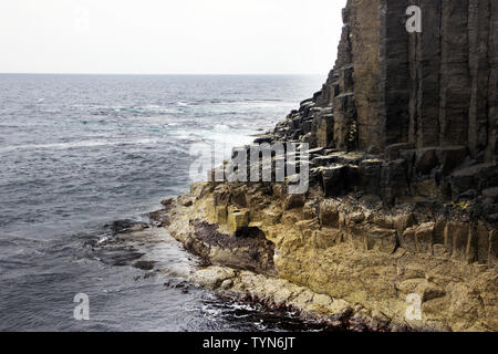 Isola di Staffa e Fingal's Cave, una delle Ebridi Interne gruppo di isole al largo la costa ovest della Scozia. Foto Stock