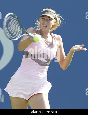 Maria Sharapova della Russia colpisce un diretti nella sua semifinale partita contro Victoria Azarenka della Bielorussia nell'Arthur Ashe Stadium a Billie Jean King National Tennis Center a New York City il 7 settembre 2012. UPI/John Angelillo Foto Stock