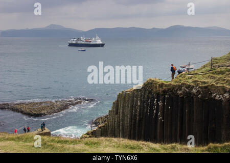 La nave di crociera ormeggiato a Isola di Staffa e Fingal's Cave, una delle Ebridi Interne gruppo di isole al largo la costa ovest della Scozia. Foto Stock