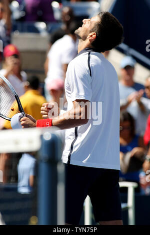 Novak Djokovic, Serbia, celebra dopo la sconfitta di David Ferrer, in Spagna, nel loro semifinali corrispondono a Stati Uniti Aprire tenuto presso il National Tennis Center il 9 settembre 2012 a New York. Djokovic ha vinto 2-6, 6-1, 6-4, 6-2. UPI foto/Monika Graff Foto Stock