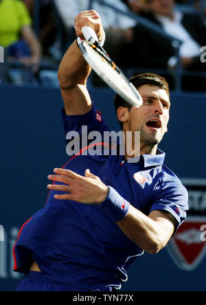 Novak Djokovic, Serbia, serve per Andy Murray, Gran Bretagna, nel primo gruppo di uomini della finali corrispondono a Stati Uniti Aprire tenuto presso il National Tennis Center il 10 settembre 2012 a New York. UPI foto/Monika Graff Foto Stock