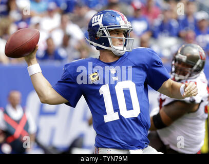 New York Giants di Eli Manning getta un passaggio nel secondo trimestre contro il Tampa Bay Buccaneers nella settimana 2 della stagione di NFL a MetLife Stadium di East Rutherford, New Jersey, il 16 settembre 2012. UPI /John Angelillo Foto Stock