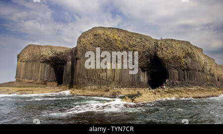 Isola di Staffa e Fingal's Cave, una delle Ebridi Interne gruppo di isole al largo la costa ovest della Scozia. Foto Stock