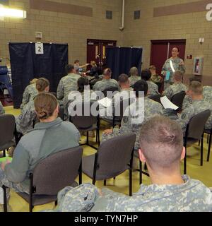 HELENA, Montana- Più di 600 riserva di esercito di soldati del 652nd regionale del gruppo di supporto e la loro unità subordinate hanno migliorato le loro singole disponibilità durante i quattro giorni di formazione presso l'unità della sede di Helena, Montana nov. 17-20. Ogni autunno, leader in 652nd RSG pianificare ed eseguire diversi importanti eventi di formazione che aumentano l'unità di preparazione complessiva. Questo anno di attività compresa la massa di medico e di dentista che gli esami assicurata ogni soldato era fisicamente e psicologicamente preparato per qualsiasi missione. Tutti i Soldier sono responsabili per il mantenimento della propria disponibilità individuale e un Foto Stock