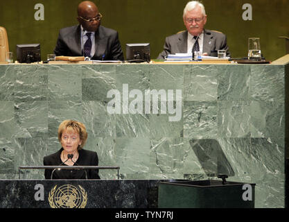 Sua Eccellenza Eveline Widmer-Schlumpf, presidente della Confederazione Svizzera affronta le Nazioni Unite alla 67esima Assemblea generale delle Nazioni Unite nella sede delle Nazioni Unite a New York City il 25 settembre 2012. UPI/John Angelillo Foto Stock