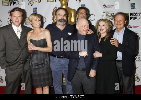 Il cast (L-R) Cary Elwes, Robin Wright, Mandy Patinkin, Wallace Shawn, Chris Sarandon, Carol Kane e Billy Crystal frequentare il venticinquesimo anniversario lo screening di "La Principessa sposa' al 2012 New York Film Festival di Alice Tully Hall presso il Lincoln Center di New York il 2 ottobre 2012. UPI /Laura Cavanaugh Foto Stock