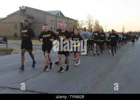 Il comando Sgt. Il Mag. James K. Sims (estrema sinistra), il senior arruolato consigliere di U.S. Army Materiel Command, il comando Sgt. Il Mag. Michael Perry, senior arruolato consigliere di 101st Airborne Division (Air Assault) Supporto brigata, 101st Abn. Div., e il comando Sgt. Il Mag. Gabriel Espinosa, il distacco posteriore comando provvisorio sergente maggiore per la 101st Abn. Div., piombo un sottufficiale run, nov. 17, 2016 a Fort Campbell, Ky. Il run incluso il supporto i soldati e i capi di Stato e di governo di tutta l'installazione. Foto Stock