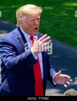 Il Presidente degli Stati Uniti, Trump rende le risposte del reporter domande come egli si diparte la South Lawn della Casa Bianca di Washington, DC in rotta per il vertice del G20 di Osaka in Giappone su Mercoledì, 26 giugno 2019. Il Presidente ha risposto alle domande sulla crisi alla frontiera, immigrazione, Iran e incontri con altra nazione leader mentre in Osaka.Credit: Ron Sachs / CNP /MediaPunch Foto Stock