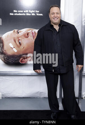 Kevin James arriva sul tappeto a 'qui arriva il boom' premiere a AMC Loews Lincoln Square a New York City il 9 ottobre 2012. UPI/John Angelillo Foto Stock