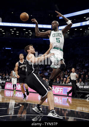 Boston Celtics Kevin Garnett passa la palla su reti di Brooklyn Kris Humphries nel primo trimestre presso la Barclays Center a New York City il 18 ottobre 2012. UPI/John Angelillo Foto Stock