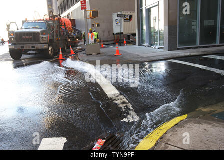 L'acqua viene pompata fuori dall'allagato scantinati degli edifici per uffici nel quartiere finanziario dopo l uragano Sandy invaso la zona a ottobre 31, 2012 in New York City. Il super tempesta che devistated parti della costa orientale ha chiesto ai funzionari di arrestare tutti i sistemi di trasporto pubblico e nelle scuole e per l'evacuazione di migliaia di persone che vivono nelle zone costiere. UPI /Monika Graff Foto Stock