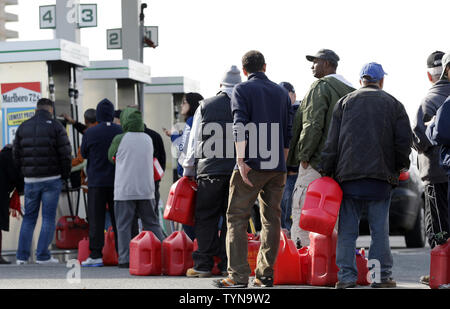 Linea di persone fino ad una stazione di gas vuote con contenitori di gas due giorni dopo l uragano Sandy colpisce il nord-est la sezione degli Stati Uniti sul percorso 46 nel New Jersey il 1 novembre 2012. L'effetto della sinistra di sabbia grandi parti di New York City e New Jersey con potenza di uscita e di transito di massa e i funzionari a Consolidated Edison ha detto che potrebbe essere fino a una settimana prima di potere è completamente ripristinato. UPI/John Angelillo Foto Stock