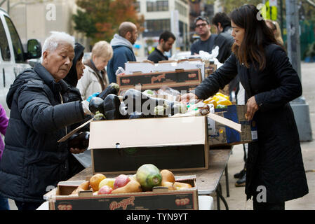 Volontari hanno distribuito cibo per i residenti che sono stati senza alimentazione nel quartiere di Chelsea a causa dell'Uragano Sandy il 2 novembre 2012 in New York City. Centinaia di migliaia di persone in tutta la costa orientale sono state senza alimentazione dopo il superstorm portato su record mareggiate e venti intensi. UPI /Monika Graff Foto Stock