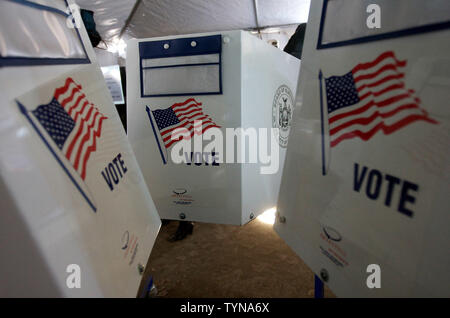 Le cabine sono impostati in modo che gli elettori possano compilare loro schede elettorali in un fare-shift sito polling situato in una tenda in Rockaway Park nel quartiere di Queens il 6 novembre 2012 in New York City. Molti seggi elettorali in tutta la zona costiera sono state danneggiate dall uragano Sandy, forzando il bordo delle elezioni per combinare i siti di voto. UPI /Monika Graff Foto Stock