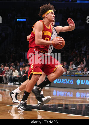 Cleveland Cavaliers center Anderson Varejao (17) rigidi per il cesto contro Brooklyn Nets centro Brook Lopez (11) presso la Barclays Center a New York City il 13 novembre 2012. UPI/Nicole dolce Foto Stock