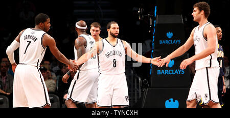 Reti di Brooklyn guard Joe Johnson (7) Brooklyn Nets guard Deron Williams (8) e reti di Brooklyn center Brook Lopez (11) reagiscono nel quarto trimestre contro Indiana Pacers presso la Barclays Center a New York City il 13 gennaio 2013. Reti sconfitta Pacers 97-86. UPI/Nicole dolce Foto Stock