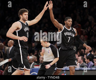 Reti di Brooklyn Brook Lopez e Joe Johnson reagire dopo Johnson colpisce un jump shot nel quarto trimestre contro i New York Knicks al Madison Square Garden di New York il 21 gennaio 2013. Le reti sconfitto il Knicks 88-85. UPI/John Angelillo Foto Stock