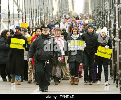 Centinaia marzo attraverso il Ponte di Brooklyn che prendono parte alla "un milione di mamme per il controllo dell'arma' dimostrazione su Lunedi, 21 gennaio 2013 a New York City. I manifestanti chiedono riforme della pistola leggi di controllo come un divieto di armi di assalto dopo il mese scorso il massacro di Newtown, Connecticut. UPI /Monika Graff Foto Stock