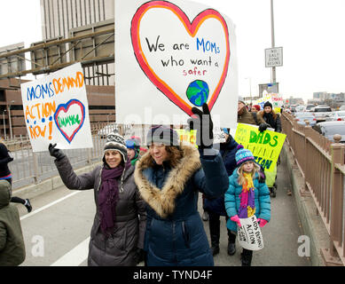 Centinaia marzo attraverso il Ponte di Brooklyn che prendono parte alla "un milione di mamme per il controllo dell'arma' dimostrazione su Lunedi, 21 gennaio 2013 a New York City. I manifestanti chiedono riforme della pistola leggi di controllo come un divieto di armi di assalto dopo il mese scorso il massacro di Newtown, Connecticut. UPI /Monika Graff Foto Stock