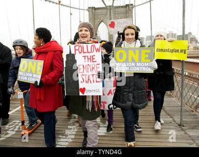 Centinaia marzo attraverso il Ponte di Brooklyn che prendono parte alla "un milione di mamme per il controllo dell'arma' dimostrazione su Lunedi, 21 gennaio 2013 a New York City. I manifestanti chiedono riforme della pistola leggi di controllo come un divieto di armi di assalto dopo il mese scorso il massacro di Newtown, Connecticut. UPI /Monika Graff Foto Stock