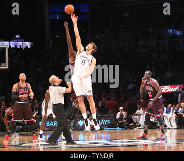 Reti di Brooklyn center Brook Lopez (11) combatte per il possesso al tip off contro Chicago Bulls center Nazr Mohammed (48) presso la Barclays Center a New York City il 1 febbraio 2013. UPI/Nicole dolce Foto Stock