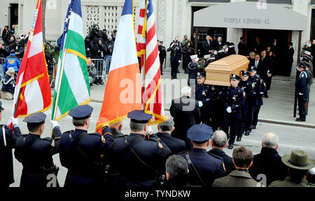 Pallbearers portano la bara di ex sindaco di New York City Edward Koch per un funebre dopo il suo funerale al Tempio Emanu-El a New York City il 4 febbraio 2013. Koch è morto venerdì di insufficienza cardiaca congestizia all'età 88. UPI/Dennis Van rebbio Foto Stock