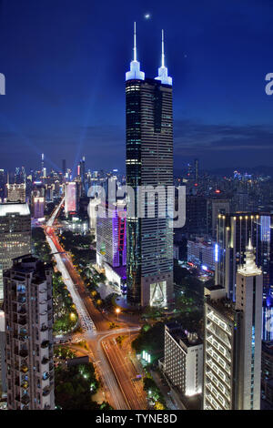 Paesaggio urbano vista notturna di Luohu edificio Diwang, Shenzhen Foto Stock