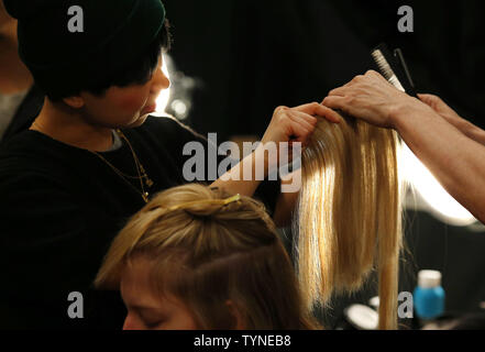 Un modello si prepara dietro le quinte prima che la Vera Wang fashion show all'autunno 2013 le collezioni di Mercedes-Benz della settimana della moda presso il Lincoln Center di New York City il 12 febbraio 2013. UPI/John Angelillo Foto Stock