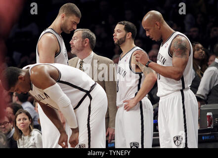 Reti di Brooklyn Joe Johnson, Brook Lopez, head coach P.J. Carlesimo, Deron Williams e Keith Bogans attendere per giocare a riprendere nel quarto trimestre presso Barclays Center a New York City il 19 febbraio 2013. Le reti sconfitto i Bucks in lavoro straordinario 113-111. UPI/John Angelillo Foto Stock