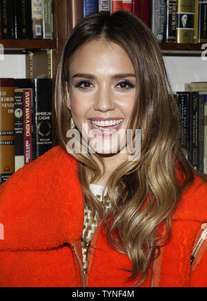 Jessica Alba segni copie del suo libro " La vita onesta' alla recensione del libro di Huntington, New York il 12 marzo 2013. UPI/John Angelillo Foto Stock