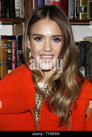 Jessica Alba segni copie del suo libro " La vita onesta' alla recensione del libro di Huntington, New York il 12 marzo 2013. UPI/John Angelillo Foto Stock