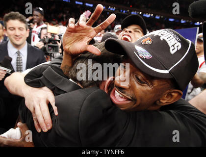 Louisville Cardinali head coach Rick Pitino abbracci Russ Smith dopo la partita contro il Syracuse Orange a NCAA orientale grande campionato di Basket finali al Madison Square Garden di New York il 16 marzo 2013. Louisville sconfitto Siracusa 78-61 e vincere il 2013 orientale grande campionato. UPI/John Angelillo Foto Stock