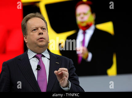 Andy Palmer, executive vice president di Nissan Motors, parla della sua azienda la nuova linea di auto durante una presentazione al 2013 New York International Auto Show tenutosi presso il Jacob Javits Convention Center in Marzo 27, 2013 a New York City. UPI/Monika Graff Foto Stock