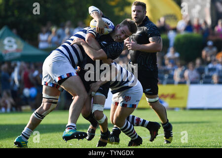 Praga, Repubblica Ceca. Il 26 giugno, 2019. Il rugby visualizza Repubblica Ceca vs. Nuova Zelanda ambasciatori (in nero) ha avuto luogo a Praga Repubblica Ceca, Mercoledì, 26 giugno 2019. Credito: Michal Kamaryt/CTK foto/Alamy Live News Foto Stock