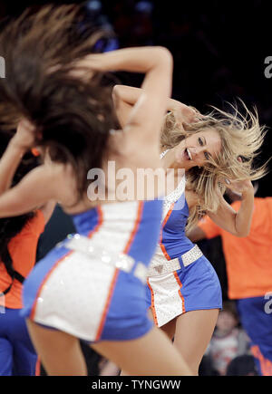 Il Knicks Città Cheerleaders ballerino eseguire quando la New York Knicks giocare i Boston Celtics nel primo round della NBA Eastern Conference playoff al Madison Square Garden di New York il 20 aprile 2013. UPI/John Angelillo Foto Stock