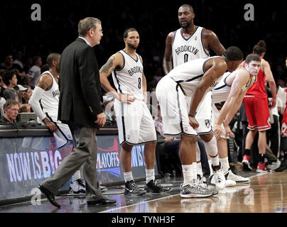 Reti di Brooklyn P.J. Carlesimo, Deron Williams, Andray Blatch, Joe Johnson e Brook Lopez stand alla corte in un tempo nella seconda metà contro il Chicago Bulls in gioco due del primo round della NBA Eastern Conference playoff presso Barclays Center a New York City il 22 aprile 2013. I tori sconfitto le reti 90-82 e legato alla serie a 1-1. UPI/John Angelillo Foto Stock