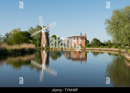 Drenaggio Hunsett Mill, mulino a vento con vele, riflesso nel fiume Ant, cielo blu, scenario, il Parco Nazionale Broads del Norfolk, Regno Unito. Maggio Foto Stock