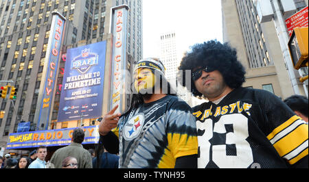 I fan di NFL arrivano al 2012 NFL Draft al Radio City Music Hall di New York il 26 aprile 2012. UPI /ricca Kane Foto Stock