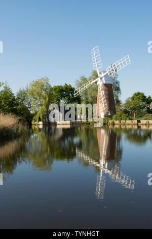 Drenaggio Hunsett Mill, mulino a vento con vele, riflesso nel fiume Ant, cielo blu, scenario, il Parco Nazionale Broads del Norfolk, Regno Unito. Maggio Foto Stock