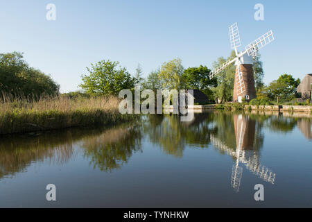 Drenaggio Hunsett Mill, mulino a vento con vele, riflesso nel fiume Ant, cielo blu, scenario, il Parco Nazionale Broads del Norfolk, Regno Unito. Maggio Foto Stock