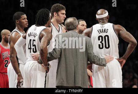 Reti di Brooklyn Joe Johnson, Gerald Wallace, Brook Lopez, head coach P.J. Carlesimo e Reggie Evans stand alla corte per un periodo di tempo nella seconda metà contro il Chicago Bulls nel gioco 7 del primo round della NBA Eastern Conference playoff presso Barclays Center a New York City il 4 maggio 2013. I tori sconfitto le reti 99-93 e passate al secondo turno di playoff. UPI/John Angelillo Foto Stock