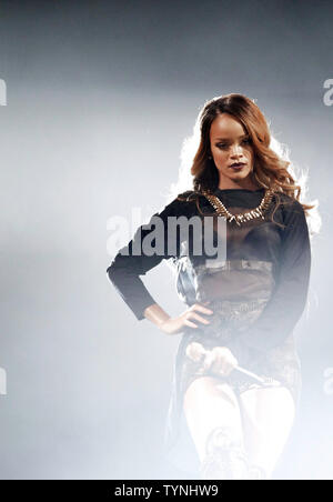 Rihanna esegue presso Barclays Center a New York City il 5 maggio 2013. UPI/John Angelillo Foto Stock