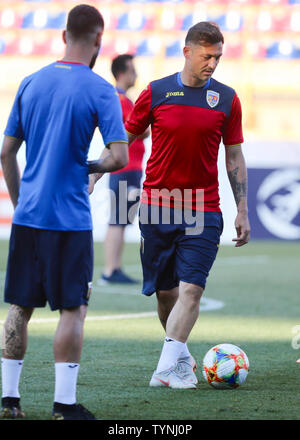 Bologna, Italia. Il 26 giugno, 2019. Calcio, U-21 uomini, Romania, prima della formazione di Campionato Europeo semi-finale del team rumeno contro la Germania: Pullman Mirel Radoi durante la formazione. Credito: Cezaro De Luca/dpa/Alamy Live News Foto Stock