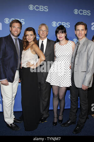 Michael Weatherly, Cote de Pablo, Mark Harmon, Pauley Perrette e Brian Dietzen arrivano sul tappeto rosso al 2013 CBS iniziali di presentazione presso il Lincoln Center di New York City il 15 maggio 2013. UPI/John Angelillo Foto Stock